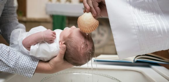 Sådan forbereder du dit barn til dåben: Tips og overvejelser